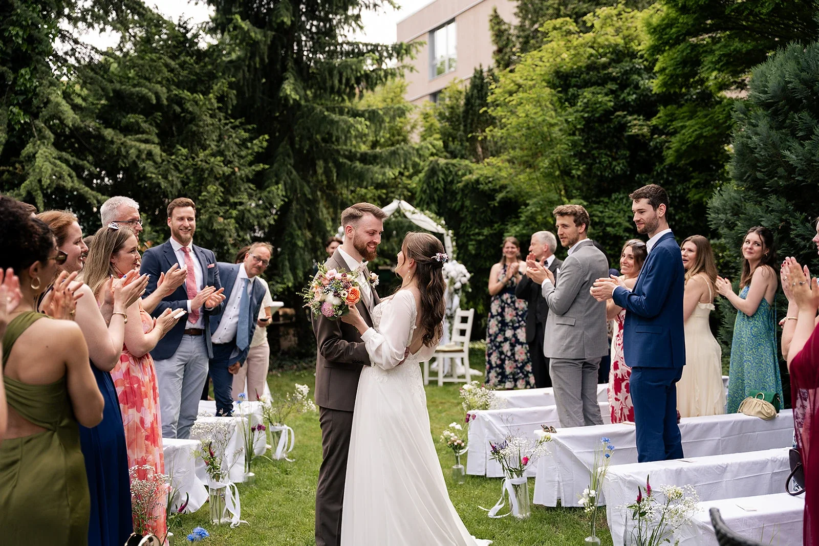 Kuss nach dem Ja-Wort bei der freien Trauung im Winkelgarten, Gäste applaudieren